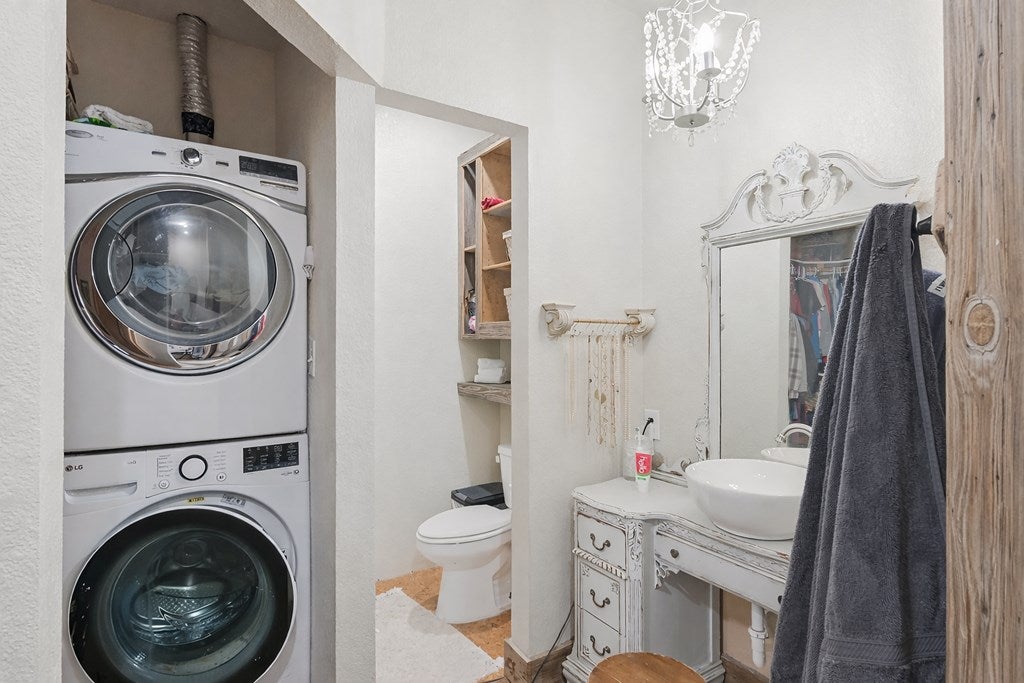 Blanco, Texas, 78606, United States, 3 Bedrooms Bedrooms, ,4 BathroomsBathrooms,Residential,Active,2017094