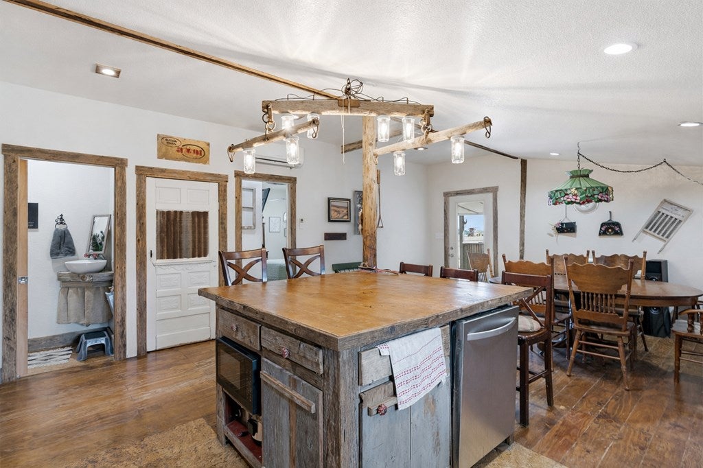 Blanco, Texas, 78606, United States, 3 Bedrooms Bedrooms, ,4 BathroomsBathrooms,Residential,Active,2017094