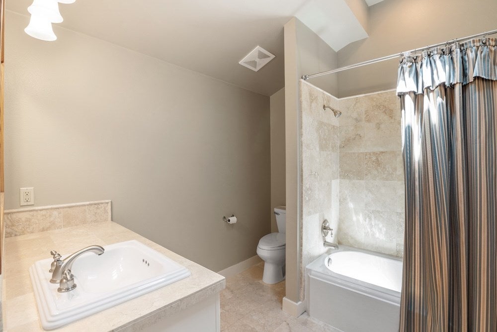 Fredericksburg, Texas, 78624, United States, 3 Bedrooms Bedrooms, ,5 BathroomsBathrooms,Residential,Active,1820474