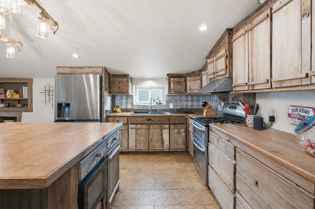 Blanco, Texas, 78606, United States, 3 Bedrooms Bedrooms, ,4 BathroomsBathrooms,Residential,Active,2017094