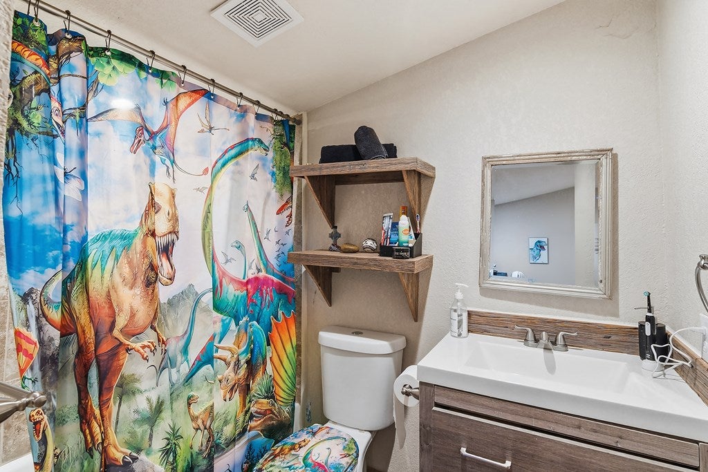 Blanco, Texas, 78606, United States, 3 Bedrooms Bedrooms, ,4 BathroomsBathrooms,Residential,Active,2017094