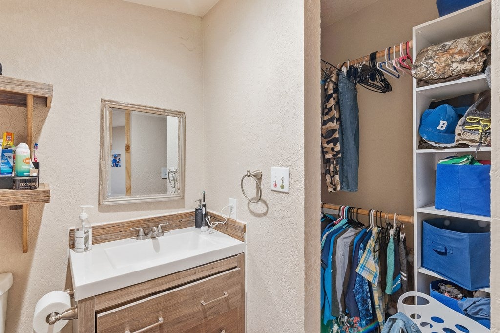 Blanco, Texas, 78606, United States, 3 Bedrooms Bedrooms, ,4 BathroomsBathrooms,Residential,Active,2017094