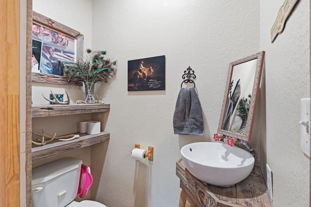 Blanco, Texas, 78606, United States, 3 Bedrooms Bedrooms, ,4 BathroomsBathrooms,Residential,Active,2017094