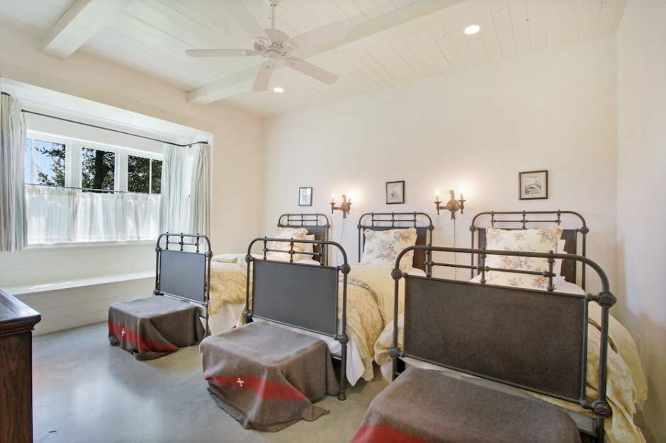 Fredericksburg, Texas, 78624, United States, 3 Bedrooms Bedrooms, ,4 BathroomsBathrooms,Residential,Active,1992222