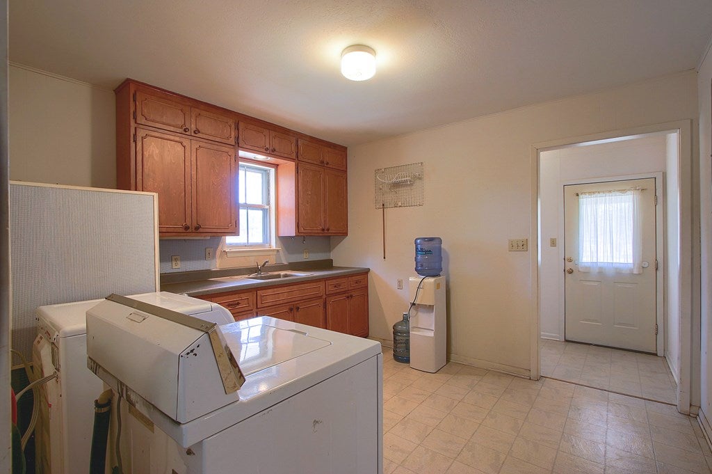 Fredericksburg, Texas, 78624, United States, 3 Bedrooms Bedrooms, ,3 BathroomsBathrooms,Residential,Active,1936634
