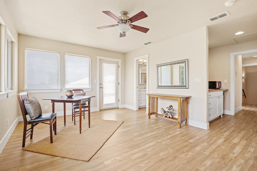 Fredericksburg, Texas, 78624, United States, 3 Bedrooms Bedrooms, ,4 BathroomsBathrooms,Residential,Active,1849215