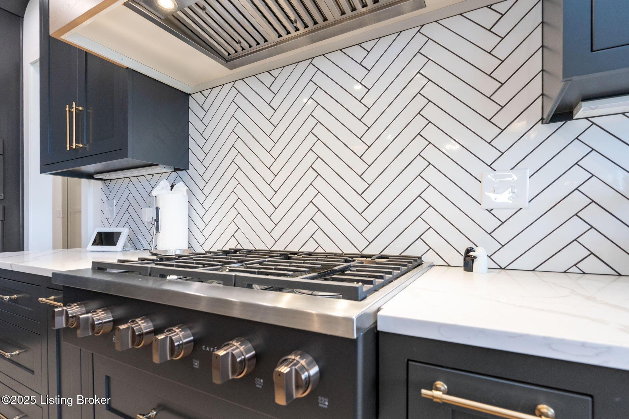 Crestwood, Kentucky, 40014, United States, 5 Bedrooms Bedrooms, ,5 BathroomsBathrooms,Residential,Active,1880027