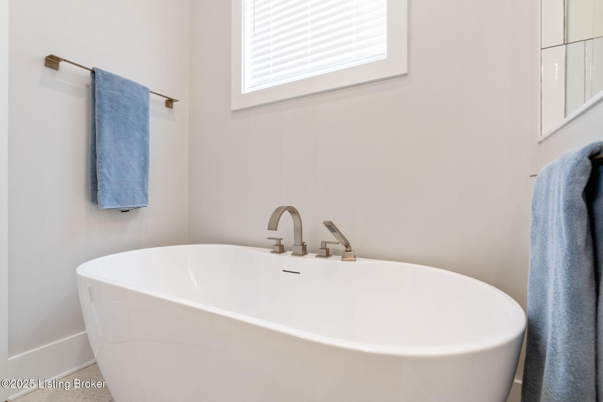 Crestwood, Kentucky, 40014, United States, 5 Bedrooms Bedrooms, ,5 BathroomsBathrooms,Residential,Active,1880027