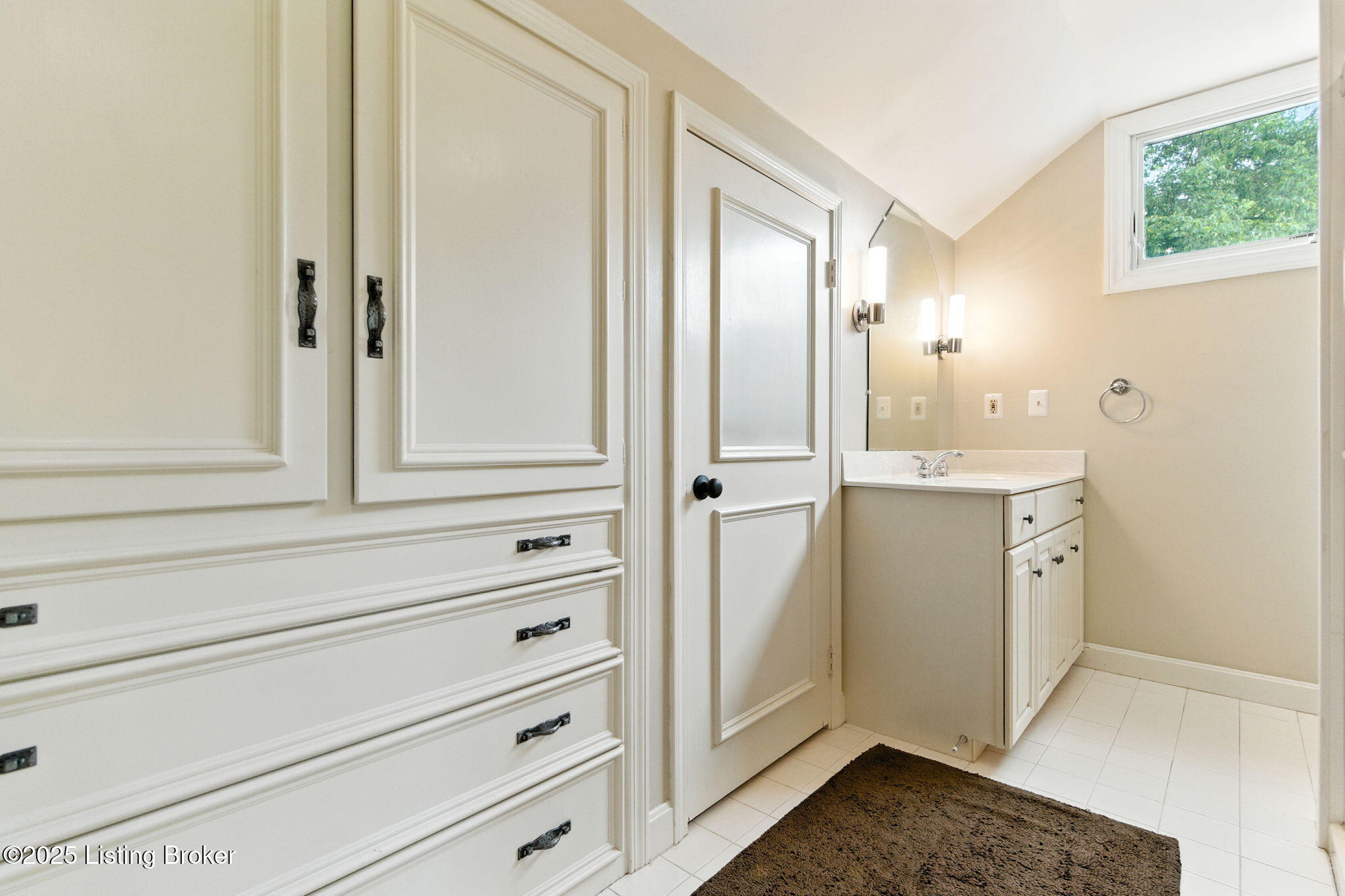 Louisville, Kentucky, 40222, United States, 5 Bedrooms Bedrooms, ,5 BathroomsBathrooms,Residential,Active,1929431