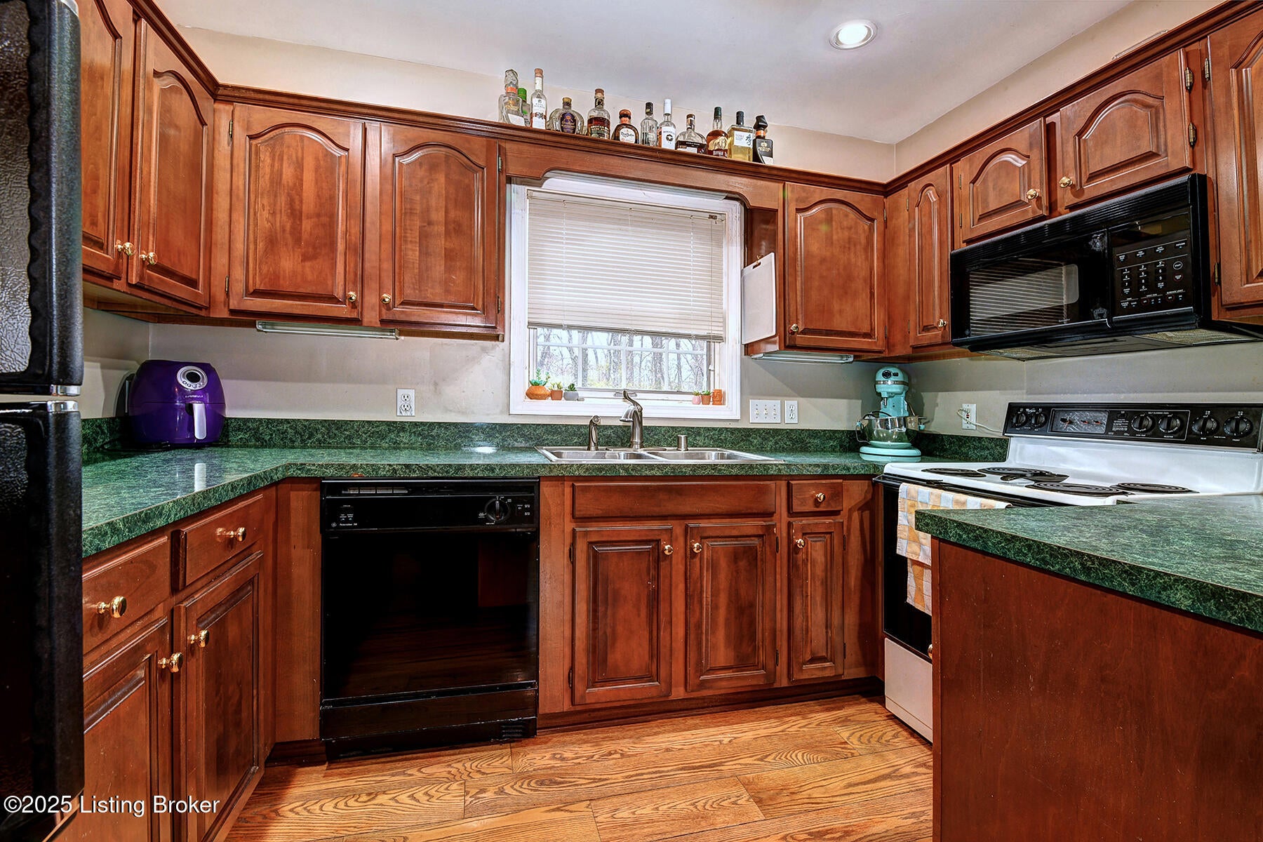 Louisville, Kentucky, 40220, United States, 5 Bedrooms Bedrooms, ,7 BathroomsBathrooms,Residential,Active,1953976