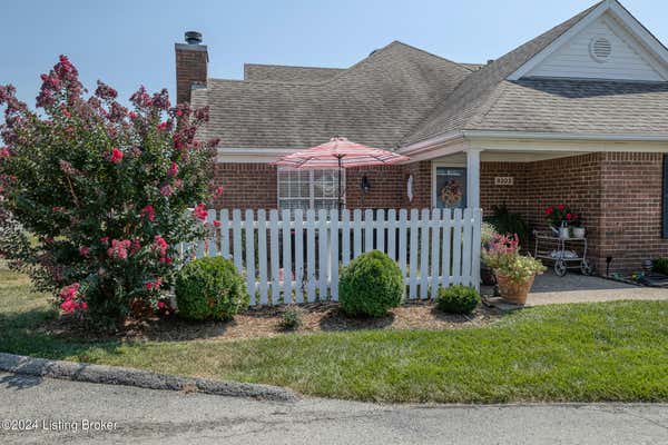 8202 EAGLE CREEK DR, LOUISVILLE, KY 40222, photo 4 of 37