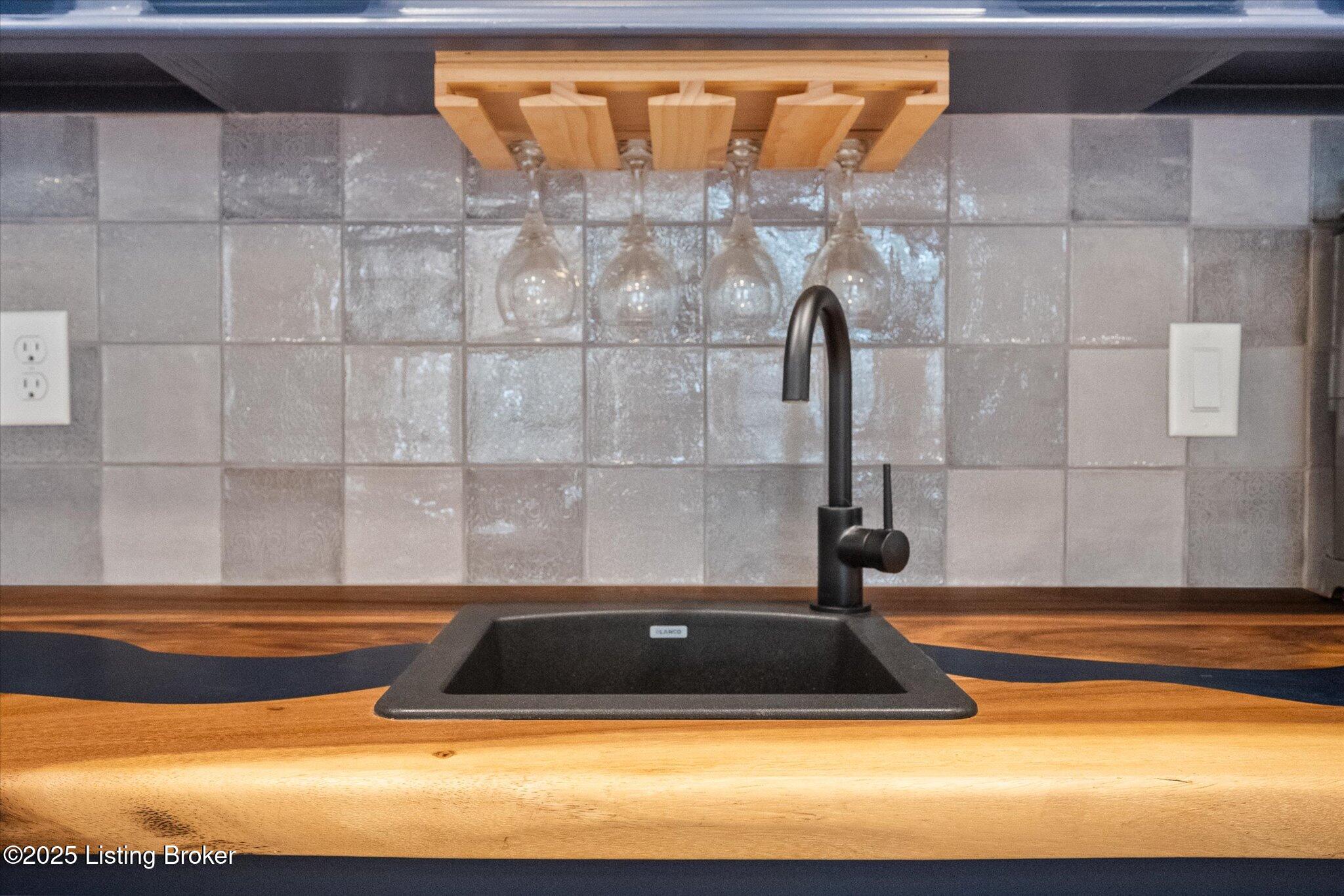 Crestwood, Kentucky, 40014, United States, 6 Bedrooms Bedrooms, ,5 BathroomsBathrooms,Residential,Active,1926918