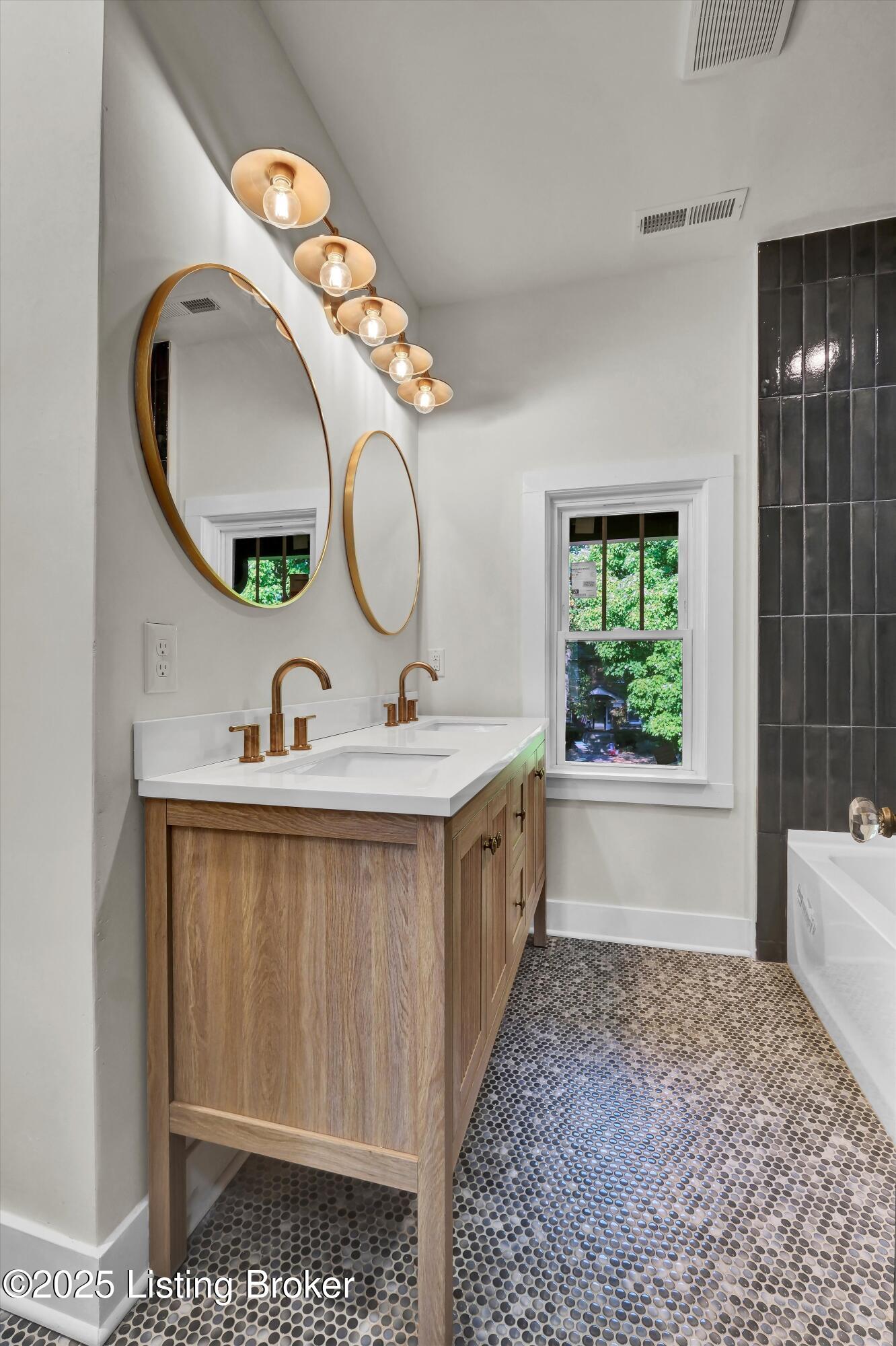 Louisville, Kentucky, 40205, United States, 4 Bedrooms Bedrooms, ,5 BathroomsBathrooms,Residential,Active,1987233