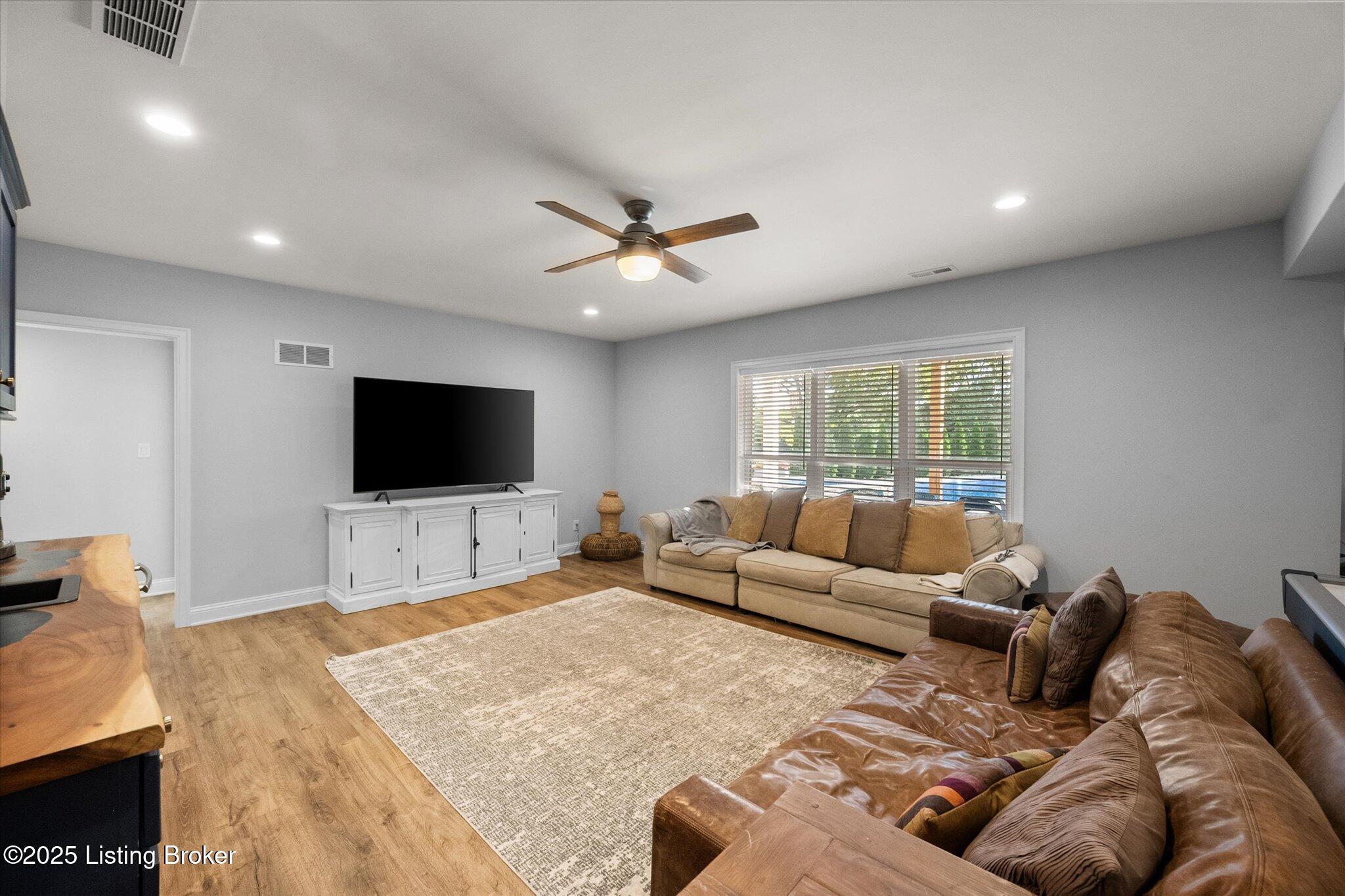 Crestwood, Kentucky, 40014, United States, 6 Bedrooms Bedrooms, ,5 BathroomsBathrooms,Residential,Active,1926918