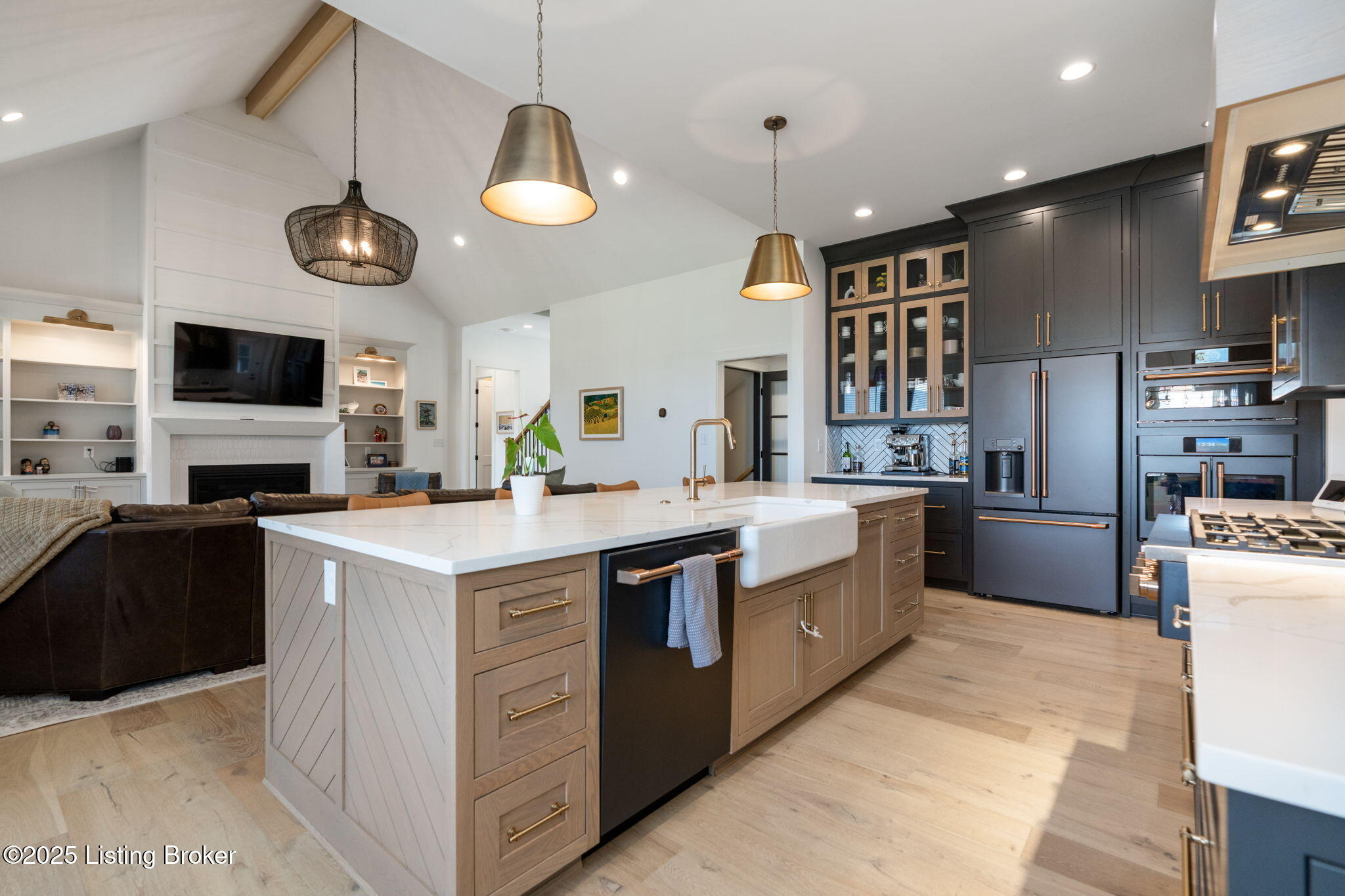 Crestwood, Kentucky, 40014, United States, 5 Bedrooms Bedrooms, ,5 BathroomsBathrooms,Residential,Active,1880027