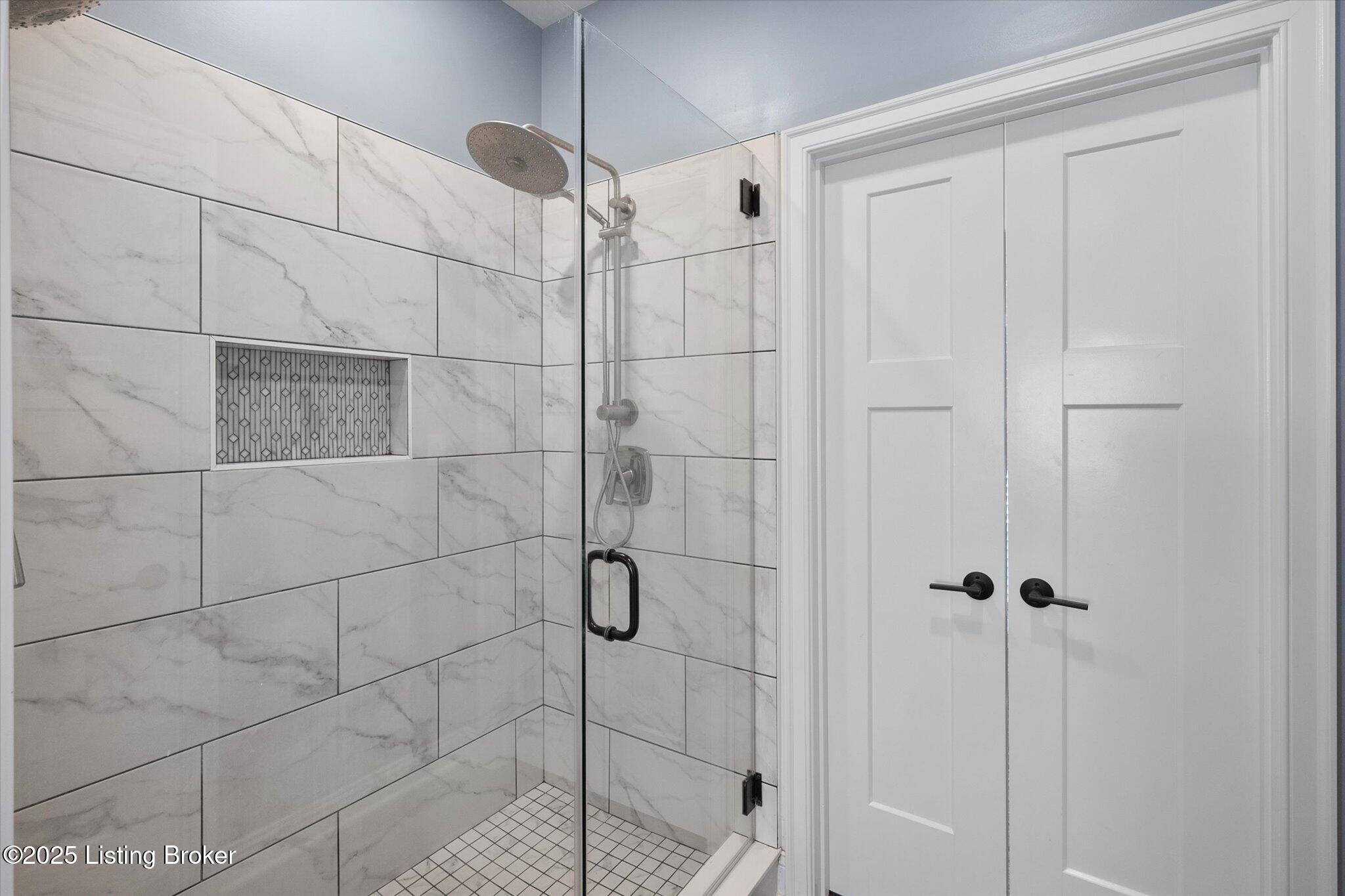 Crestwood, Kentucky, 40014, United States, 6 Bedrooms Bedrooms, ,5 BathroomsBathrooms,Residential,Active,1926918