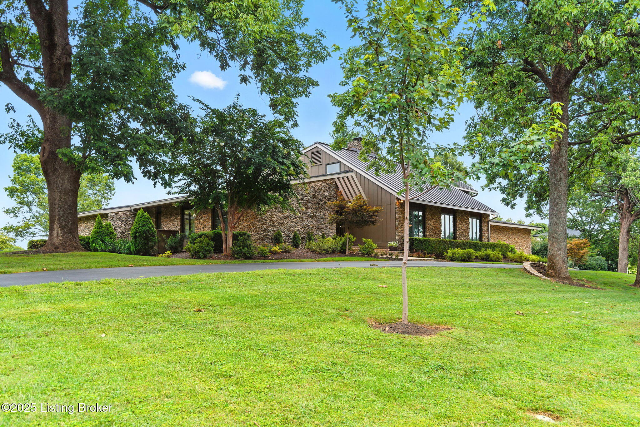 Louisville, Kentucky, 40222, United States, 5 Bedrooms Bedrooms, ,5 BathroomsBathrooms,Residential,Active,1929431