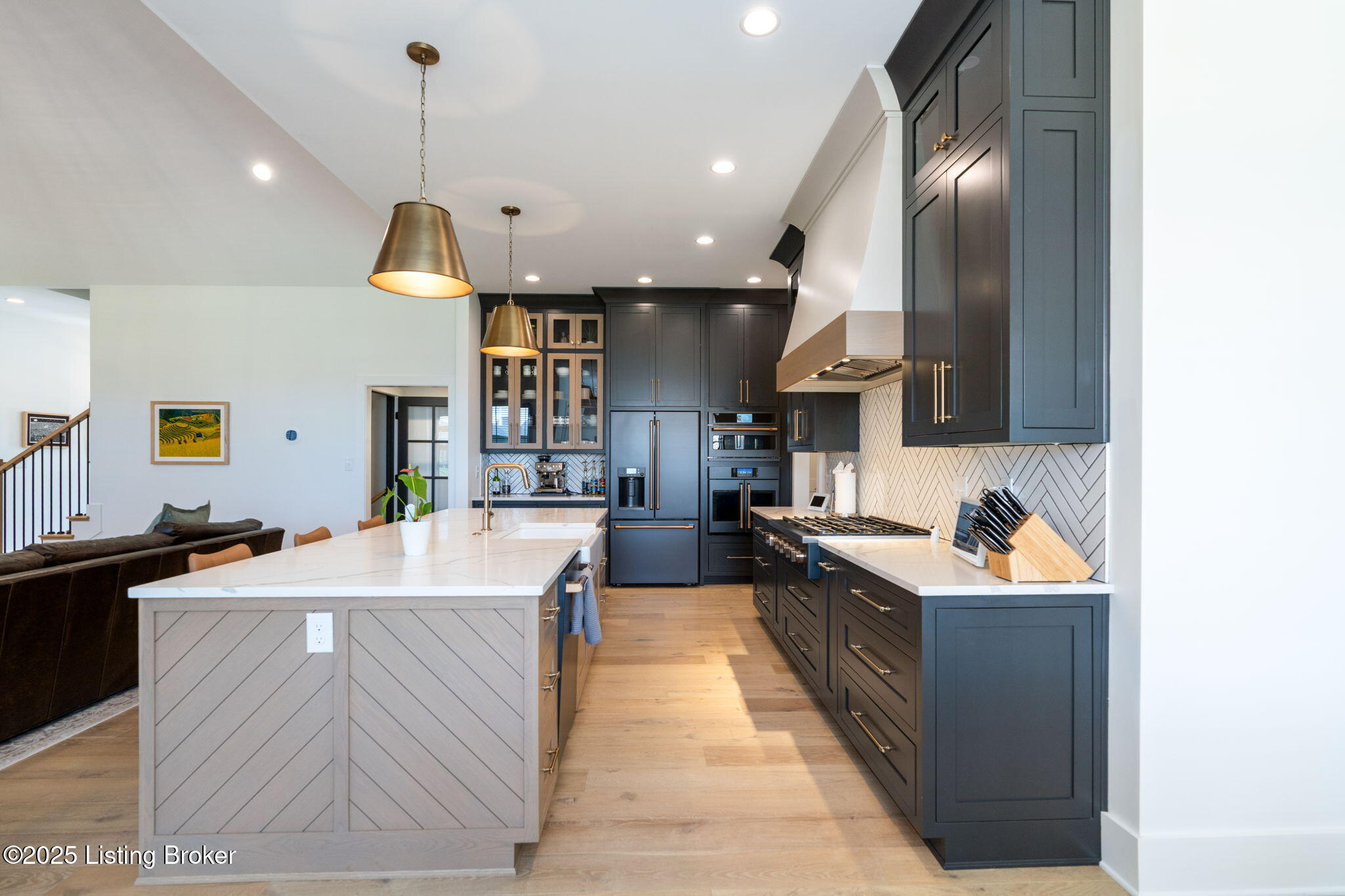 Crestwood, Kentucky, 40014, United States, 5 Bedrooms Bedrooms, ,5 BathroomsBathrooms,Residential,Active,1880027