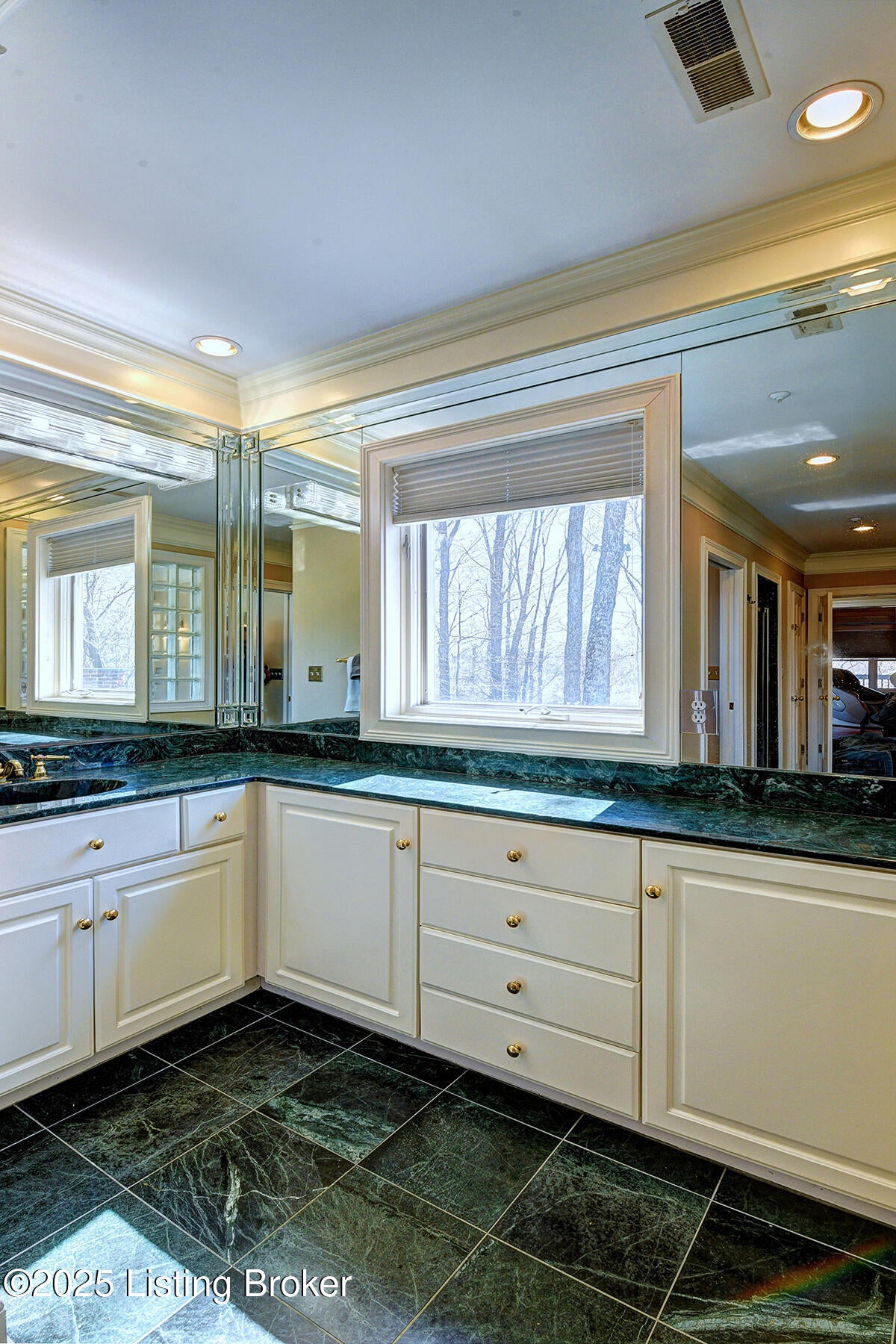 Louisville, Kentucky, 40220, United States, 5 Bedrooms Bedrooms, ,7 BathroomsBathrooms,Residential,Active,1953976