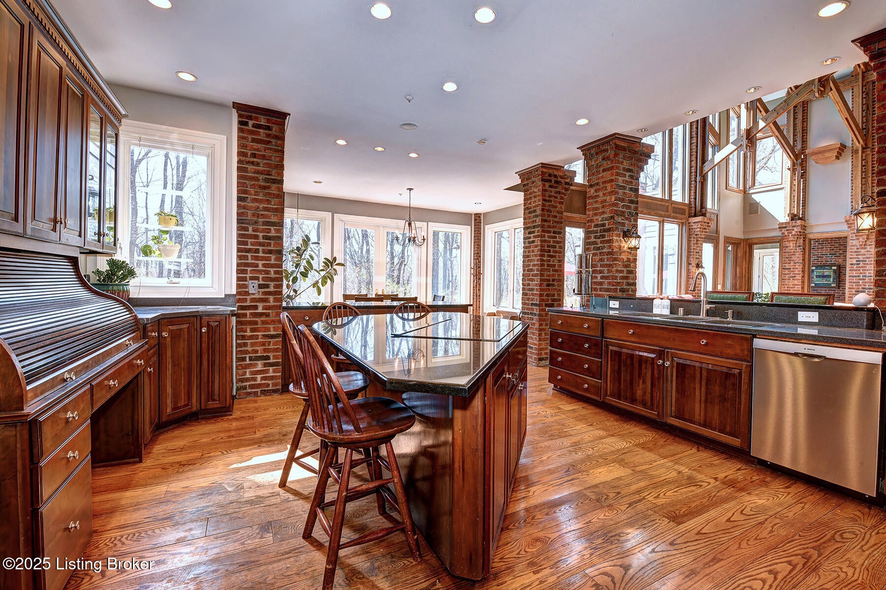 Louisville, Kentucky, 40220, United States, 5 Bedrooms Bedrooms, ,7 BathroomsBathrooms,Residential,Active,1953976