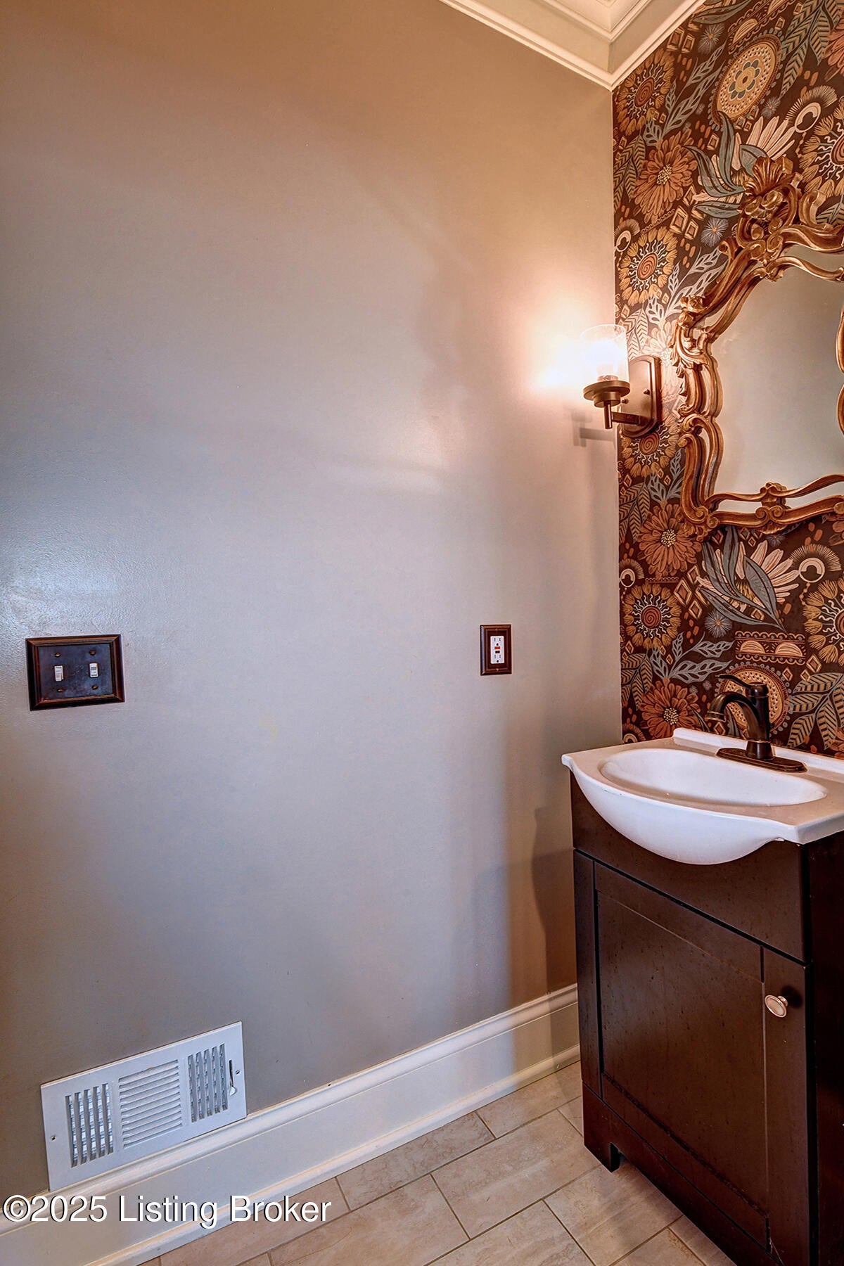 Louisville, Kentucky, 40220, United States, 5 Bedrooms Bedrooms, ,7 BathroomsBathrooms,Residential,Active,1953976