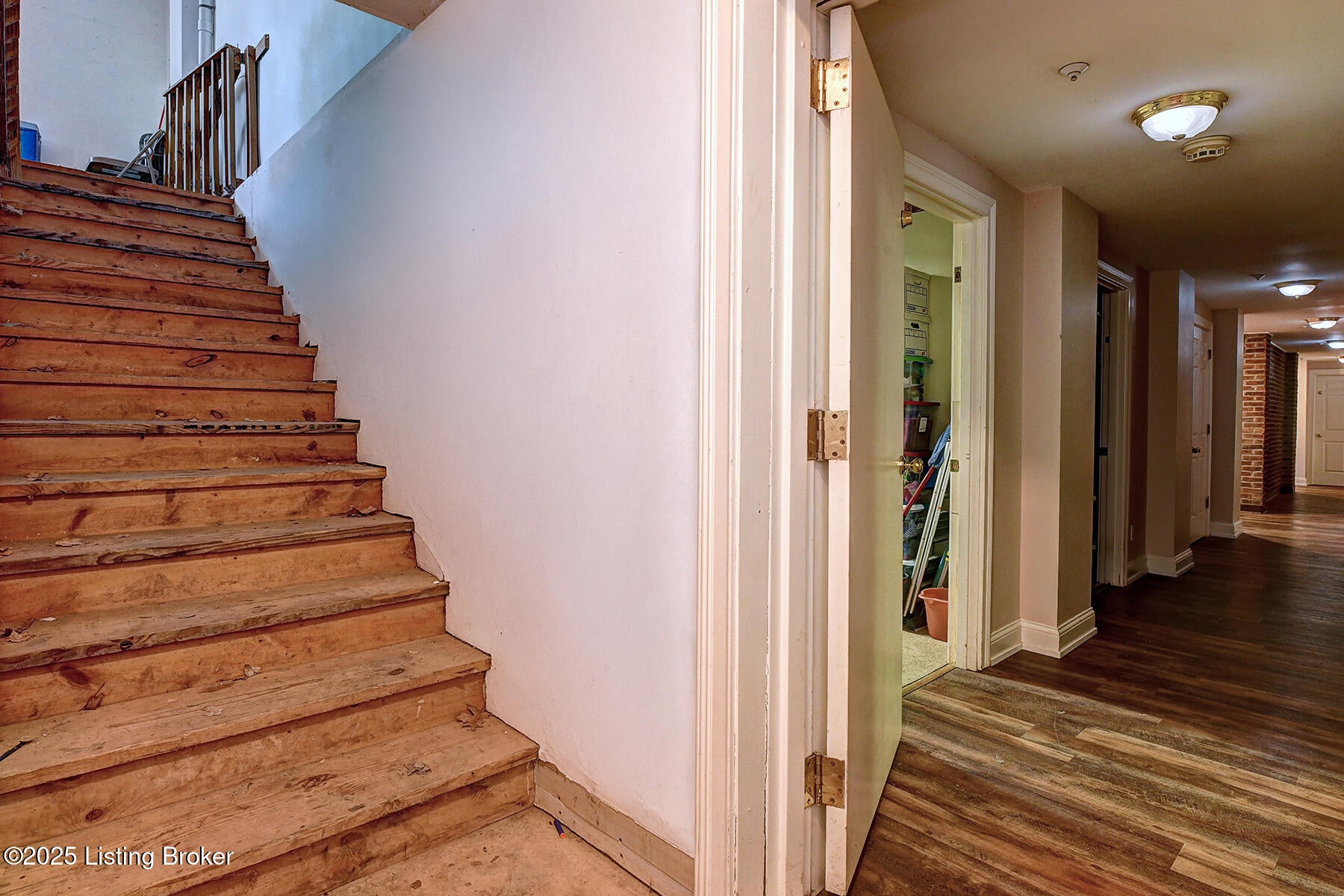 Louisville, Kentucky, 40220, United States, 5 Bedrooms Bedrooms, ,7 BathroomsBathrooms,Residential,Active,1953976