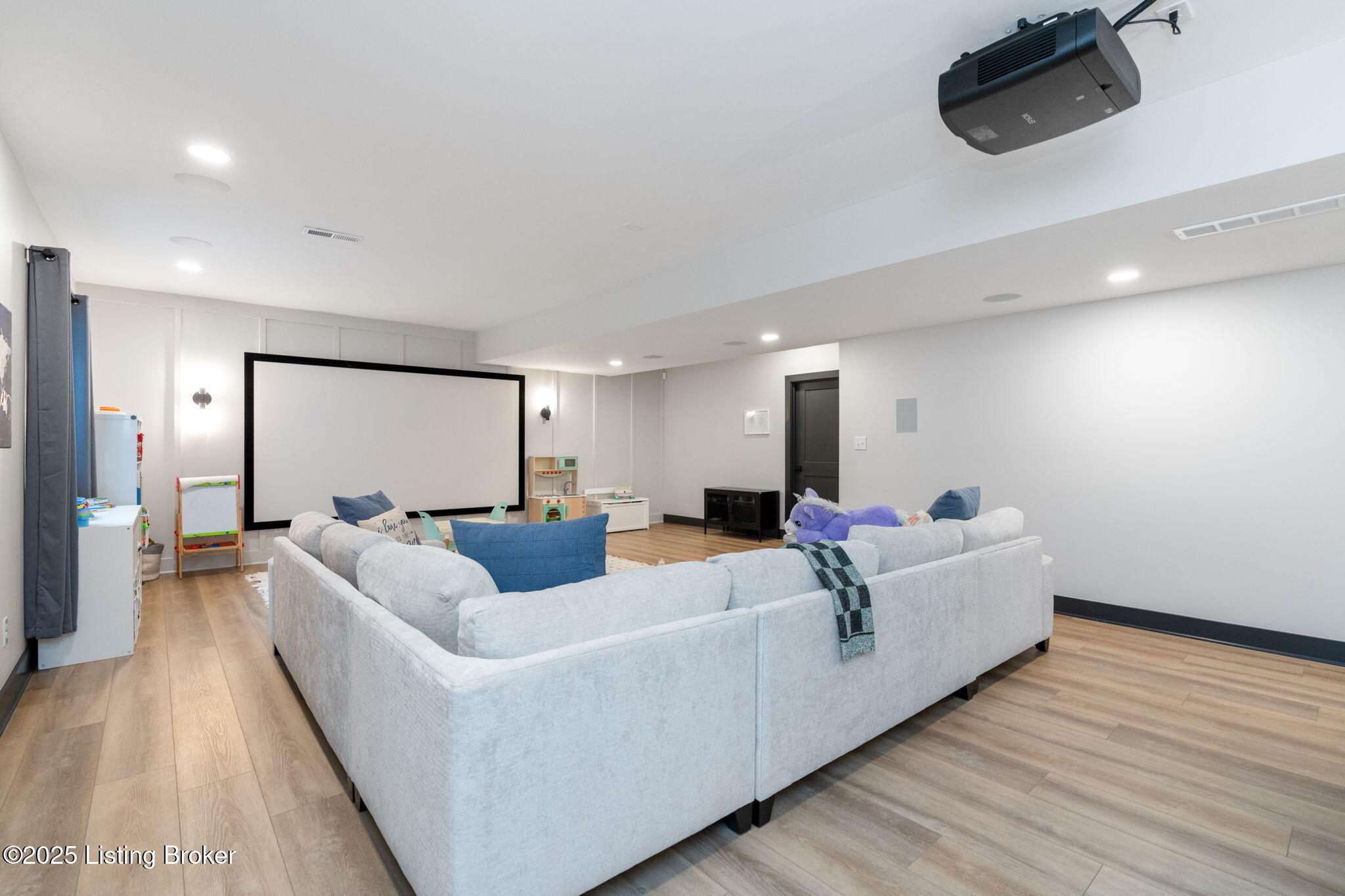 Crestwood, Kentucky, 40014, United States, 5 Bedrooms Bedrooms, ,5 BathroomsBathrooms,Residential,Active,1880027