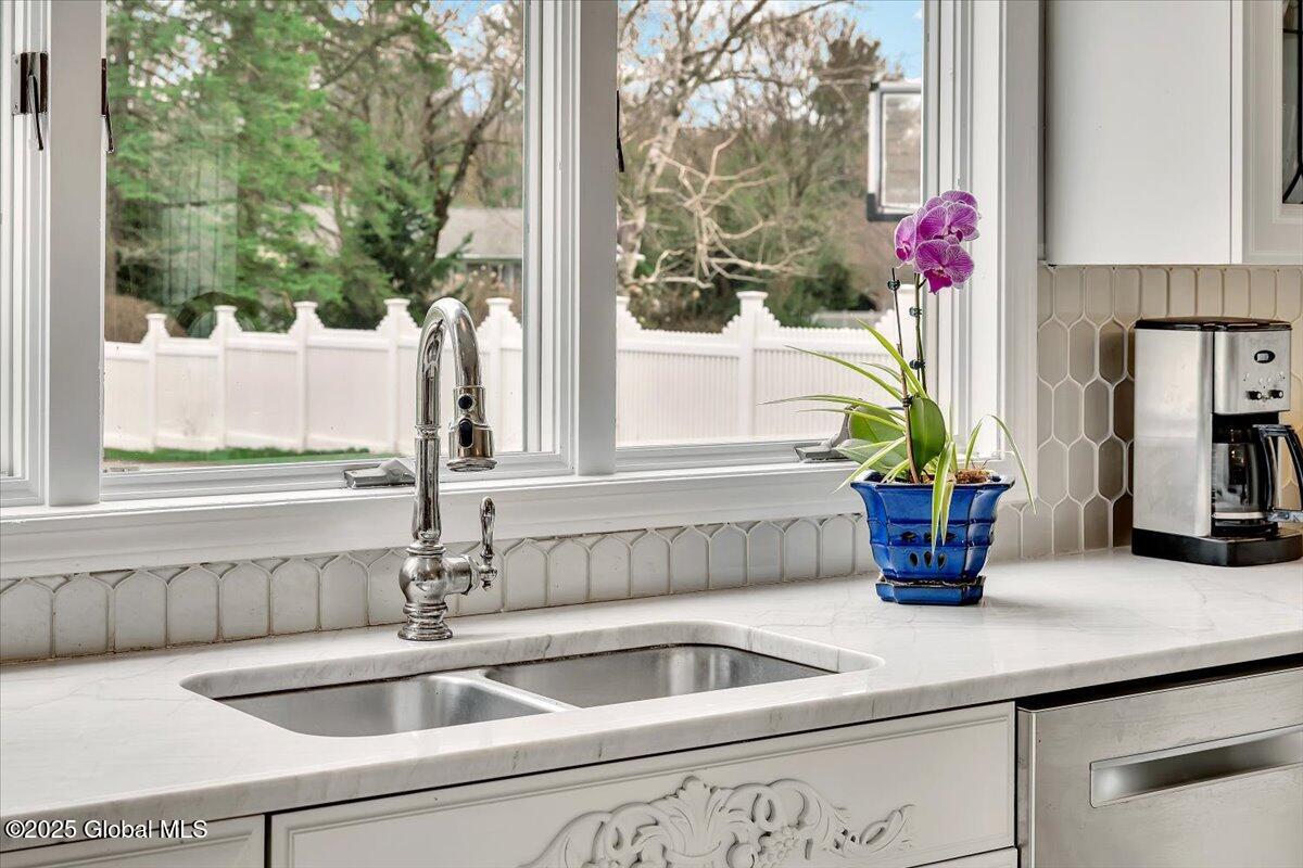 Newtonville, New York, 12110, United States, ,6 BathroomsBathrooms,Residential,Active,1798098