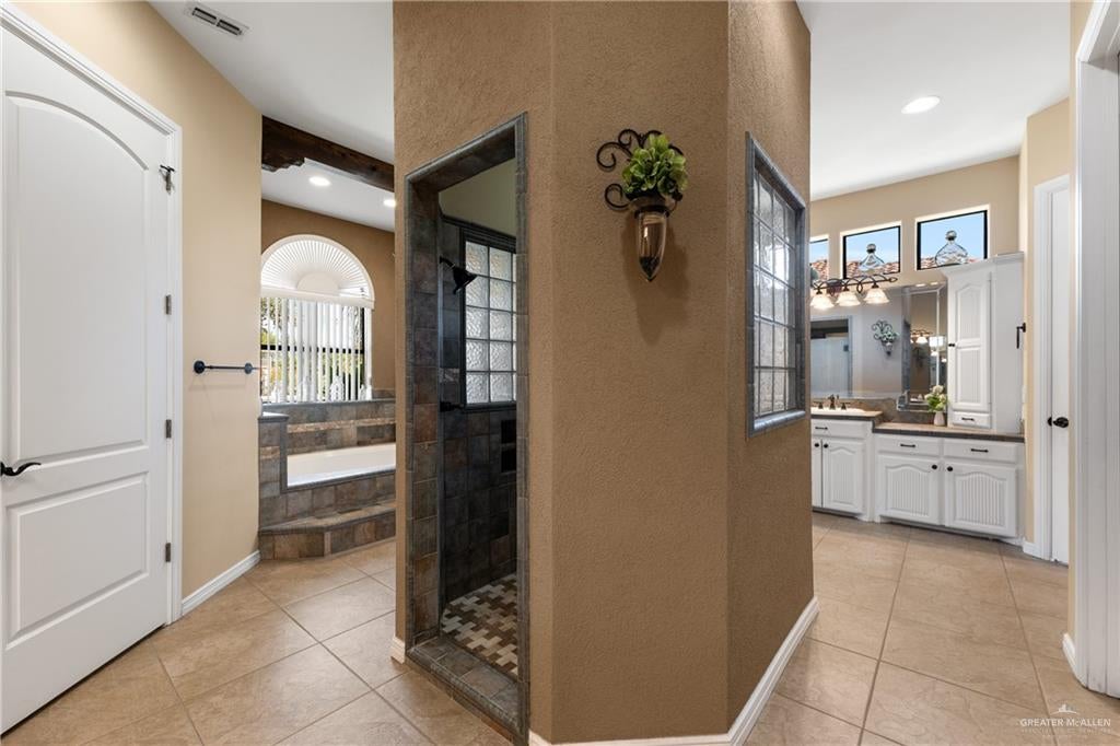 Edinburg, Texas, 78539, United States, 6 Bedrooms Bedrooms, ,5 BathroomsBathrooms,Residential,Active,1953652