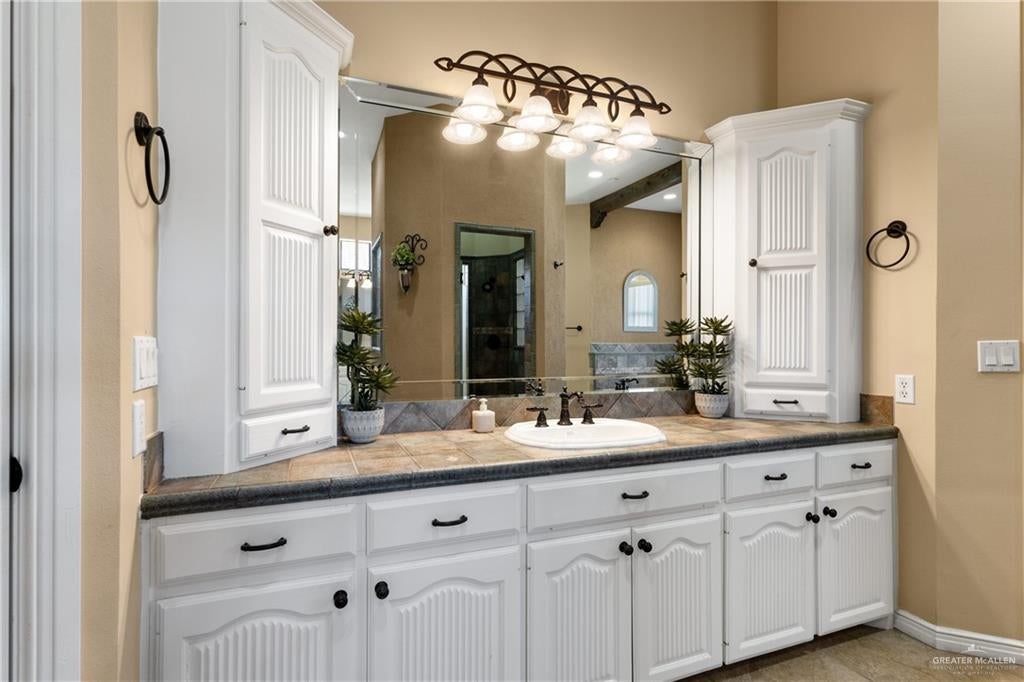 Edinburg, Texas, 78539, United States, 6 Bedrooms Bedrooms, ,5 BathroomsBathrooms,Residential,Active,1953652