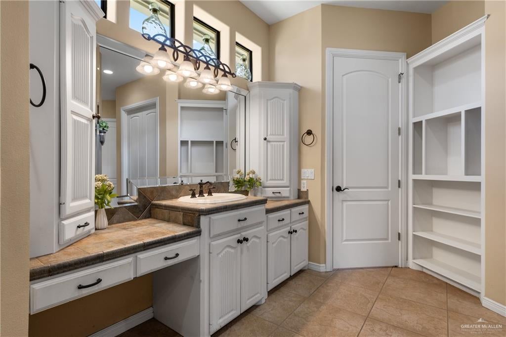 Edinburg, Texas, 78539, United States, 6 Bedrooms Bedrooms, ,5 BathroomsBathrooms,Residential,Active,1953652