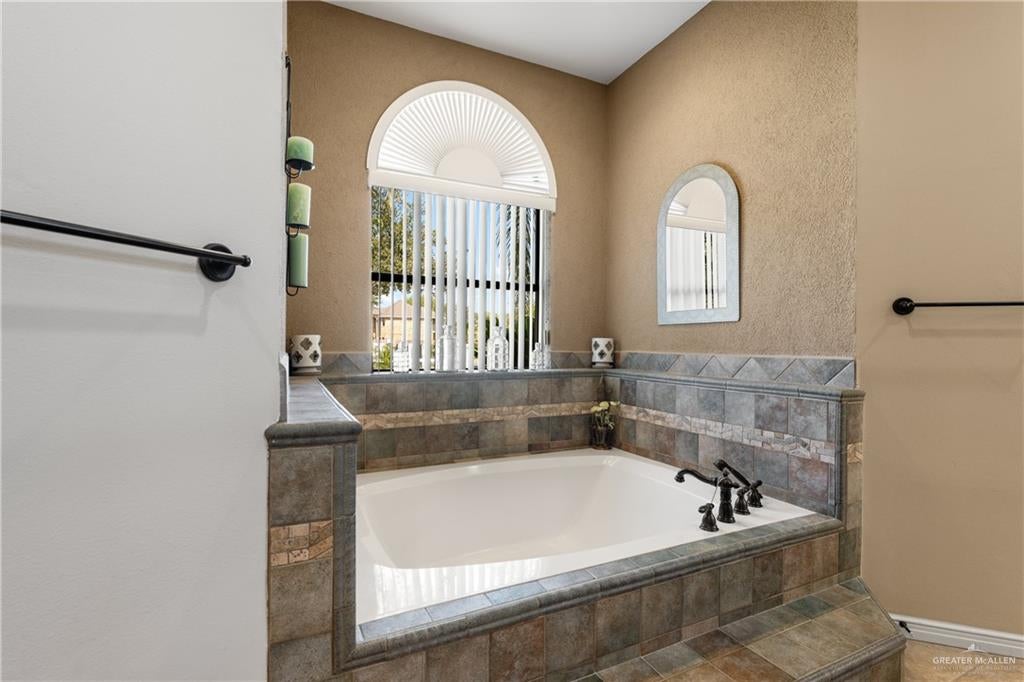 Edinburg, Texas, 78539, United States, 6 Bedrooms Bedrooms, ,5 BathroomsBathrooms,Residential,Active,1953652