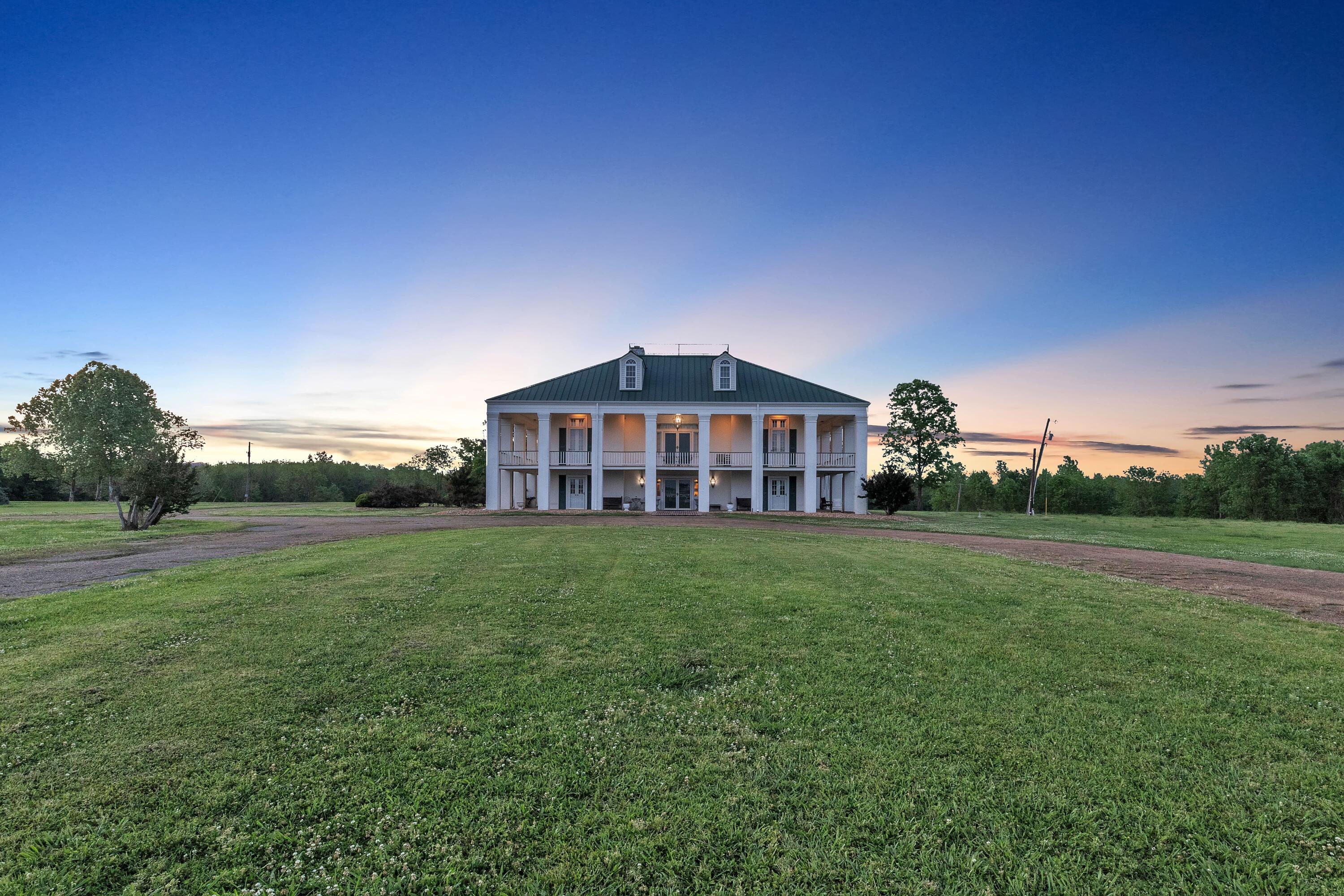 Columbus, Mississippi, 39701, United States, 6 Bedrooms Bedrooms, ,4 BathroomsBathrooms,Residential,Active,1953709