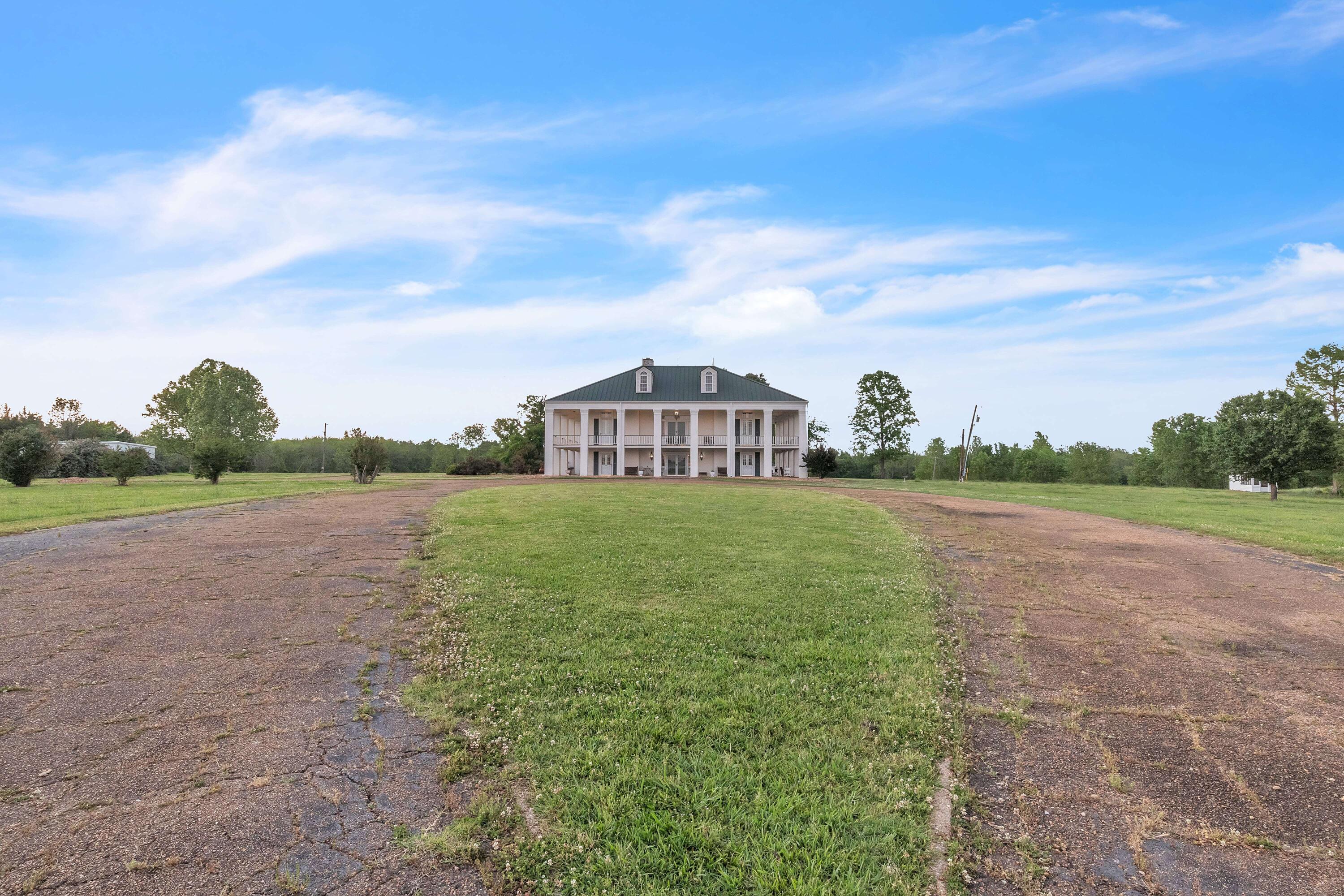 Columbus, Mississippi, 39701, United States, 6 Bedrooms Bedrooms, ,4 BathroomsBathrooms,Residential,Active,1953709