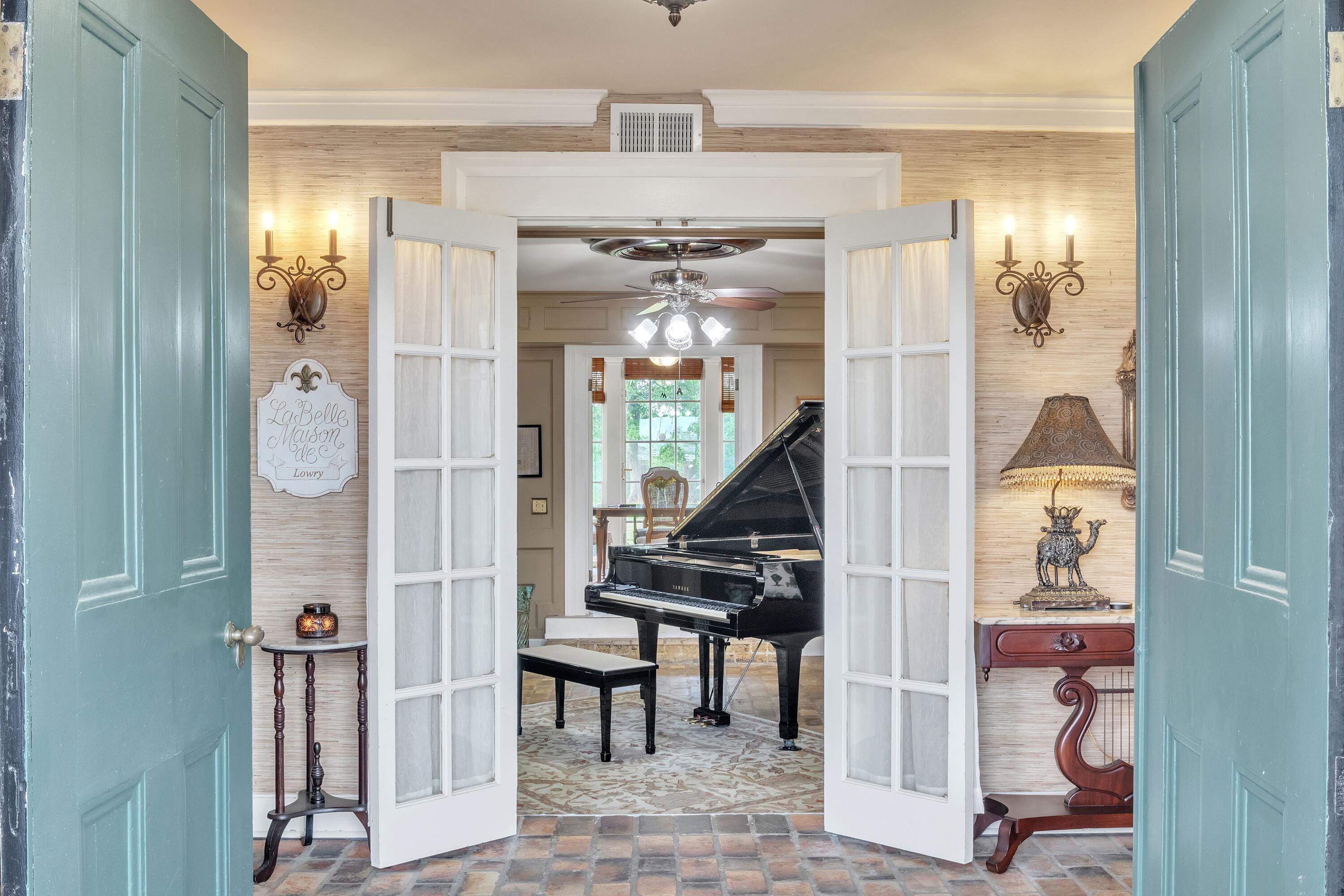 Columbus, Mississippi, 39701, United States, 6 Bedrooms Bedrooms, ,4 BathroomsBathrooms,Residential,Active,1953709