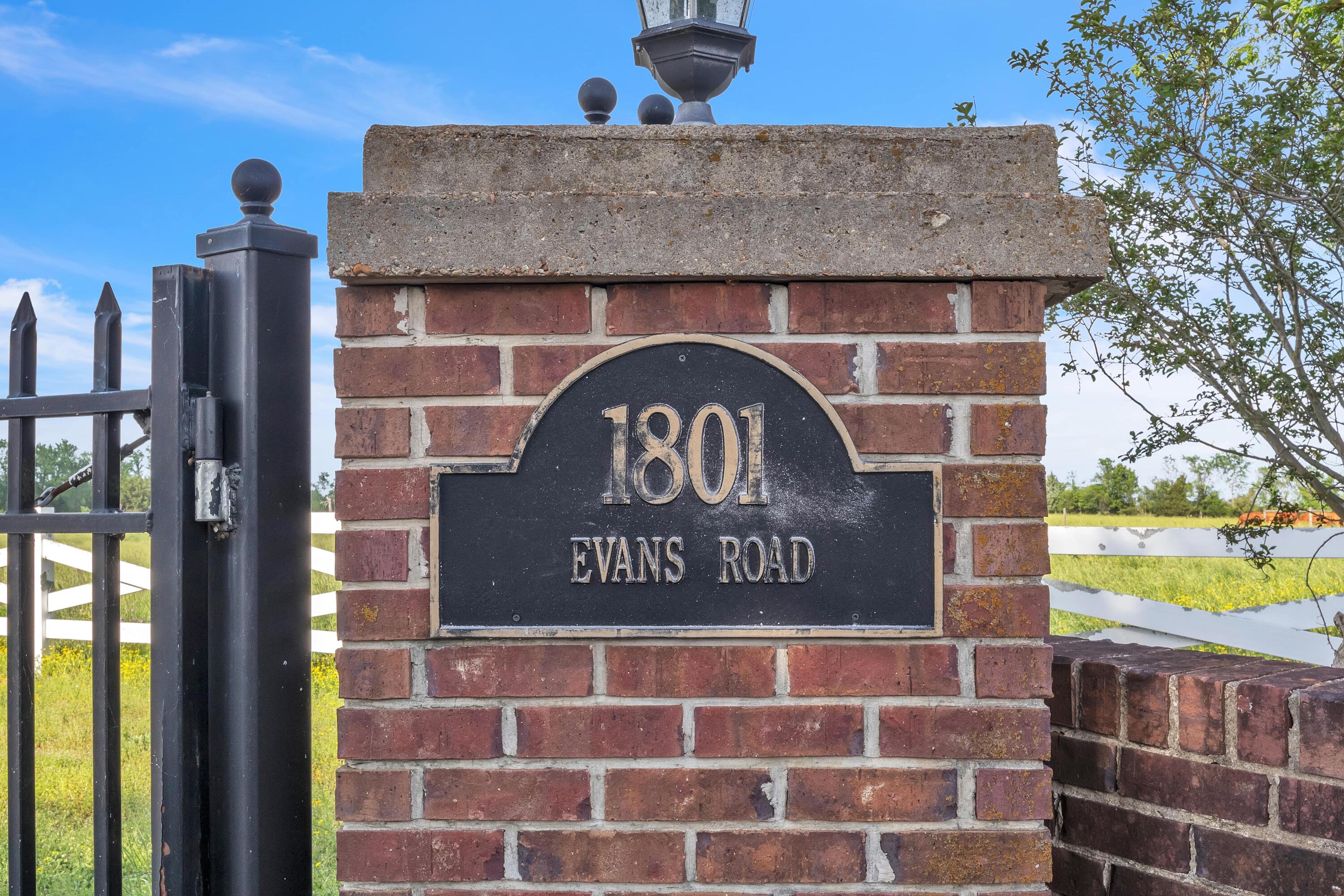 Columbus, Mississippi, 39701, United States, 6 Bedrooms Bedrooms, ,4 BathroomsBathrooms,Residential,Active,1953709