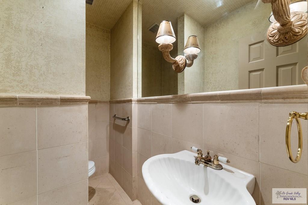 Brownsville, Texas, 78520, United States, 5 Bedrooms Bedrooms, ,8 BathroomsBathrooms,Residential,Active,2007113