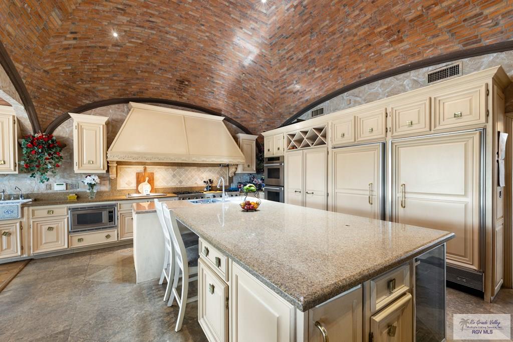 Brownsville, Texas, 78520, United States, 5 Bedrooms Bedrooms, ,8 BathroomsBathrooms,Residential,Active,2007113