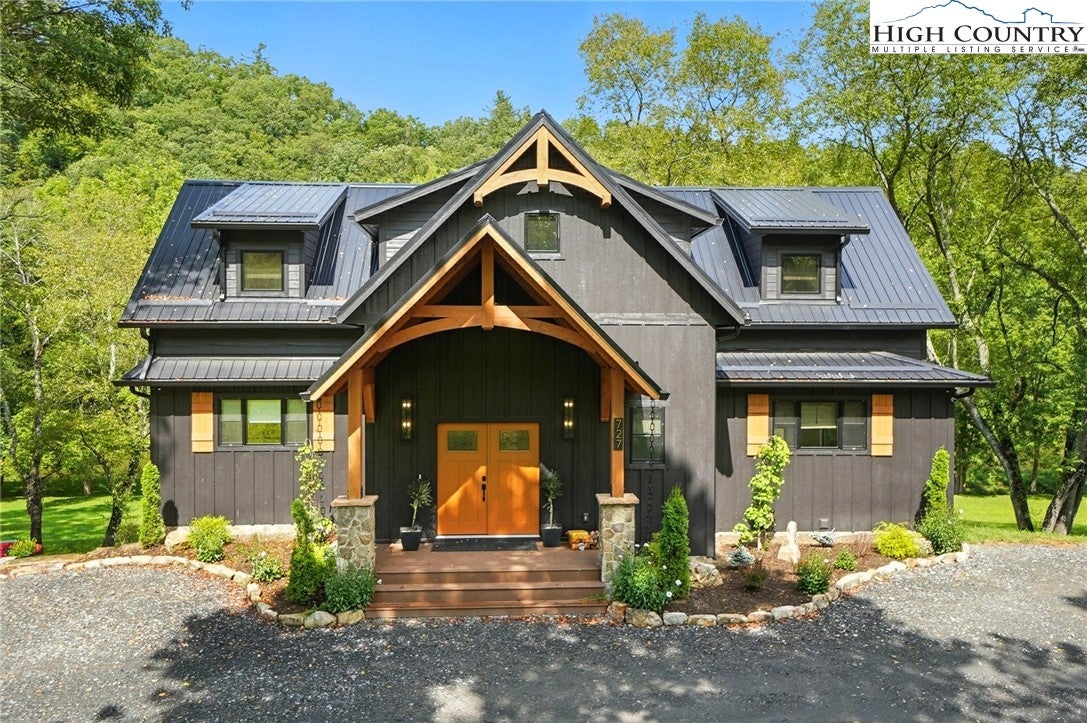 Lansing, North Carolina, 28643, United States, 3 Bedrooms Bedrooms, ,6 BathroomsBathrooms,Residential,Active,1952995