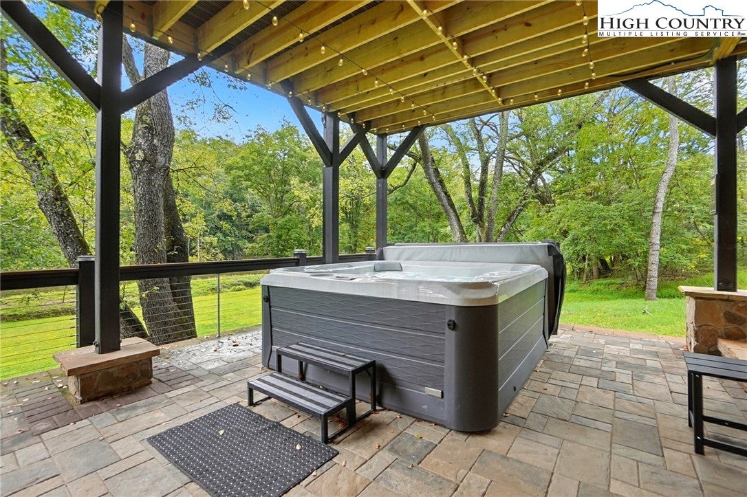 Lansing, North Carolina, 28643, United States, 3 Bedrooms Bedrooms, ,6 BathroomsBathrooms,Residential,Active,1952995