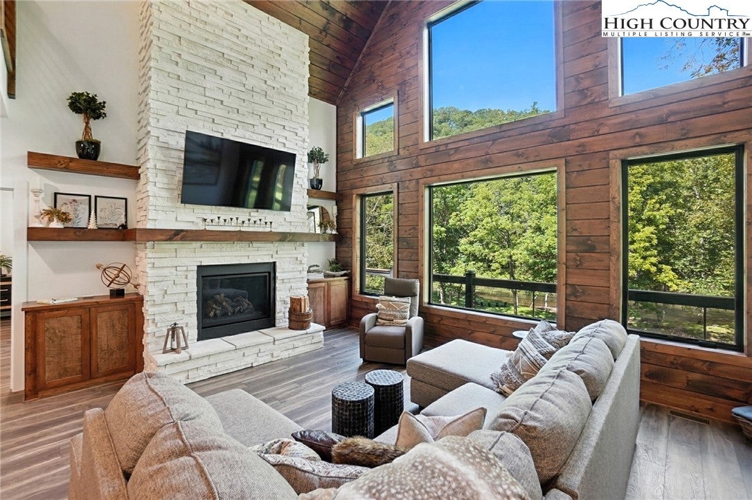 Lansing, North Carolina, 28643, United States, 3 Bedrooms Bedrooms, ,6 BathroomsBathrooms,Residential,Active,1952995