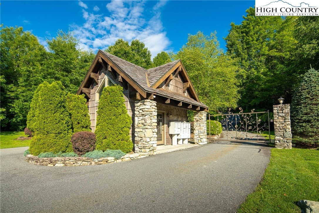 Boone, North Carolina, 28607, United States, 4 Bedrooms Bedrooms, ,5 BathroomsBathrooms,Residential,Active,1985858