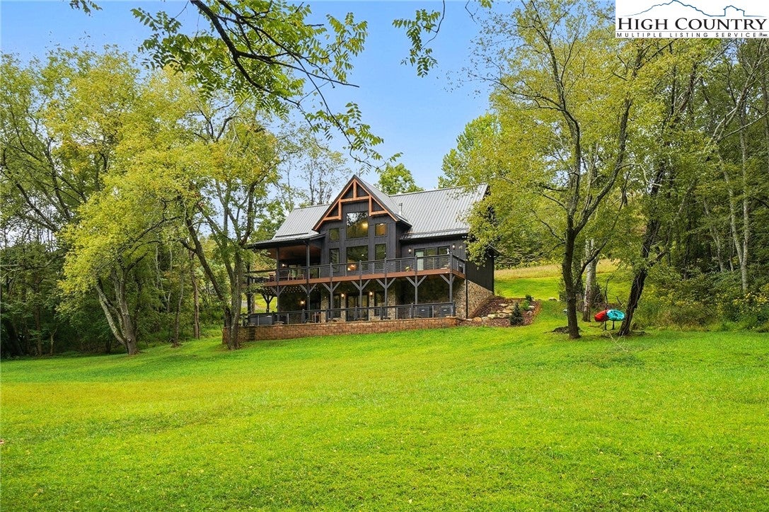 Lansing, North Carolina, 28643, United States, 3 Bedrooms Bedrooms, ,6 BathroomsBathrooms,Residential,Active,1952995
