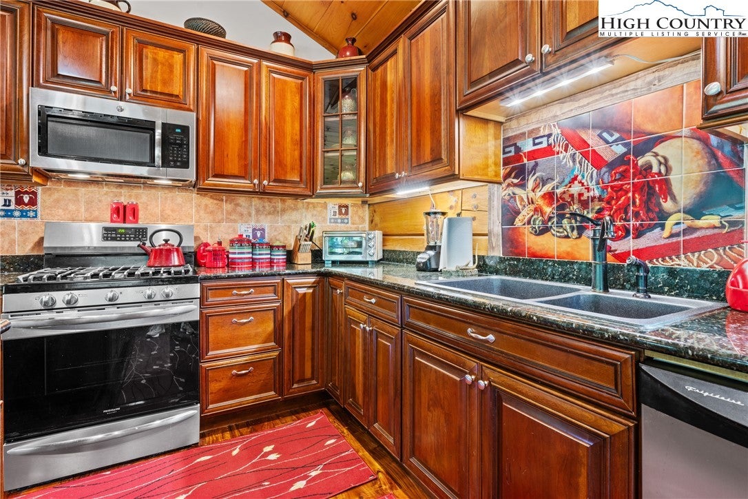 Sugar Grove, North Carolina, 28679, United States, 4 Bedrooms Bedrooms, ,4 BathroomsBathrooms,Residential,Active,1884887