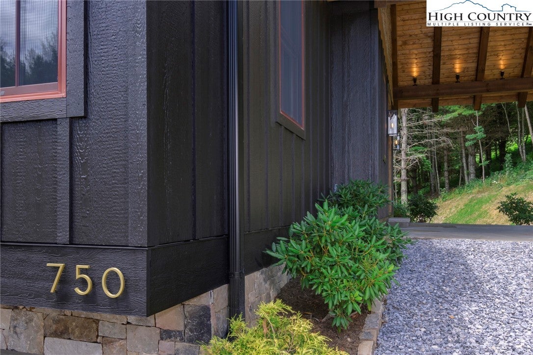 Banner Elk, North Carolina, 28604, United States, ,4 BathroomsBathrooms,Residential,Active,1701928