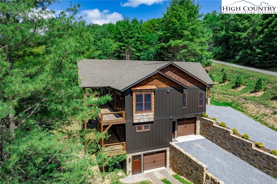 Banner Elk, North Carolina, 28604, United States, ,4 BathroomsBathrooms,Residential,Active,1701928