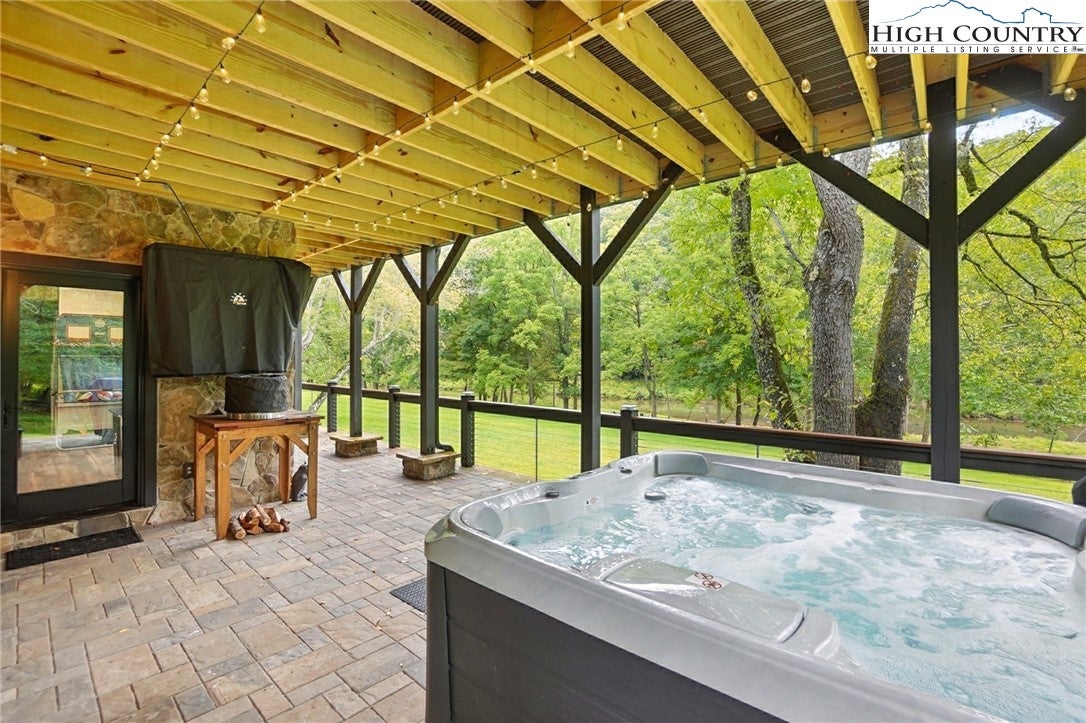 Lansing, North Carolina, 28643, United States, 3 Bedrooms Bedrooms, ,6 BathroomsBathrooms,Residential,Active,1952995