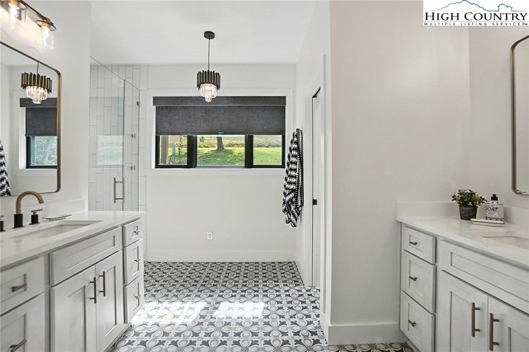 Lansing, North Carolina, 28643, United States, 3 Bedrooms Bedrooms, ,6 BathroomsBathrooms,Residential,Active,1952995