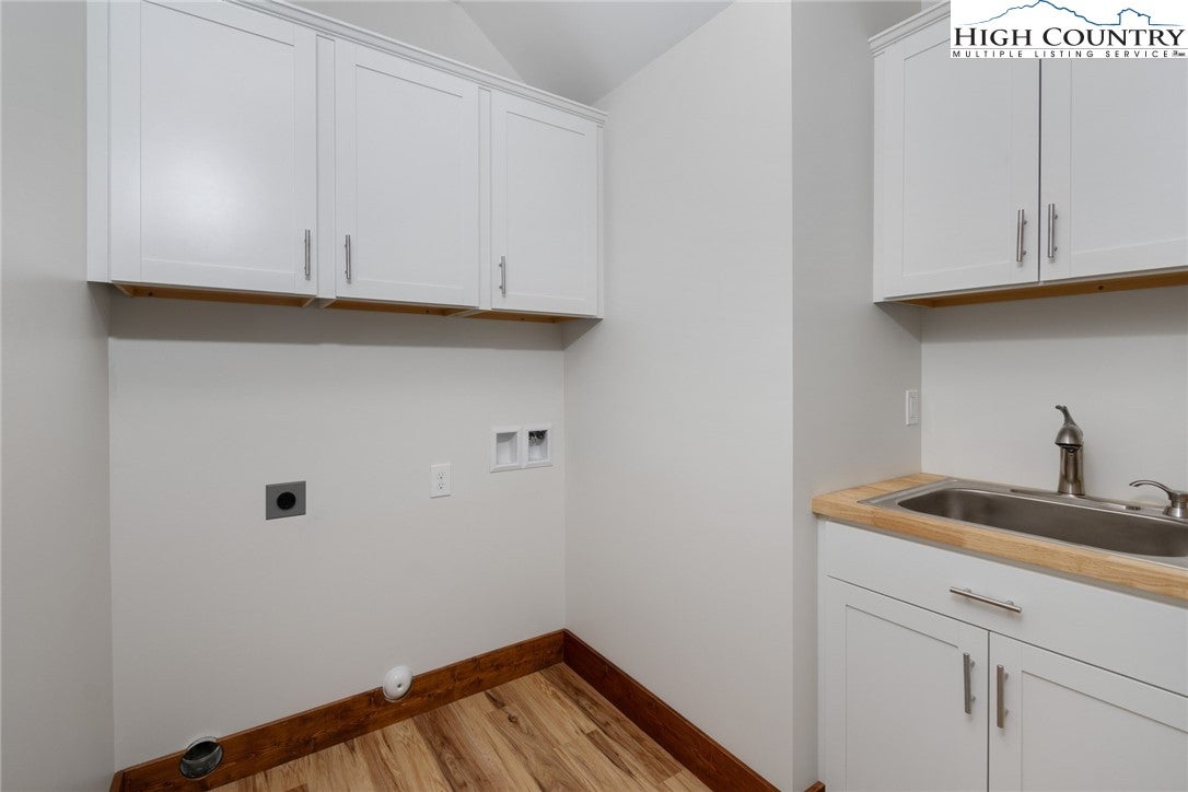 Banner Elk, North Carolina, 28604, United States, ,4 BathroomsBathrooms,Residential,Active,1701928