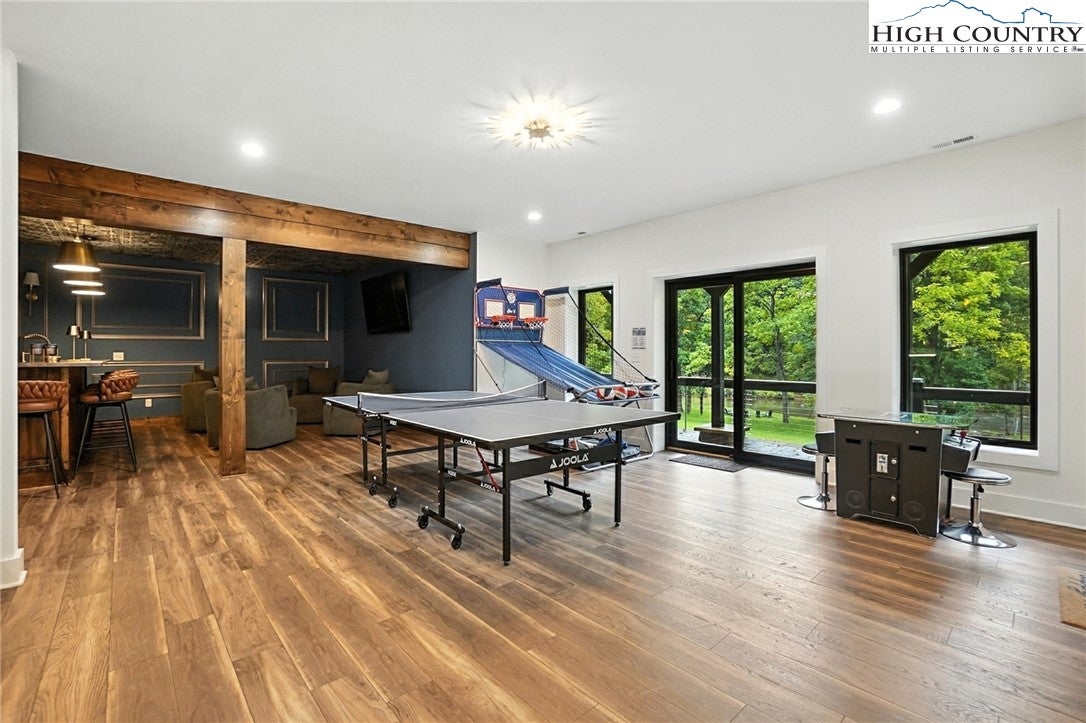 Lansing, North Carolina, 28643, United States, 3 Bedrooms Bedrooms, ,6 BathroomsBathrooms,Residential,Active,1952995